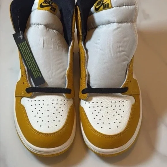 Air Jordan 1 Retro High OG 'Yellow Ochre' - Picture 11 of 15